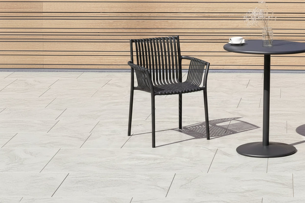 Chaise de salle à manger noire en polypropylène tressé avec accoudoirs